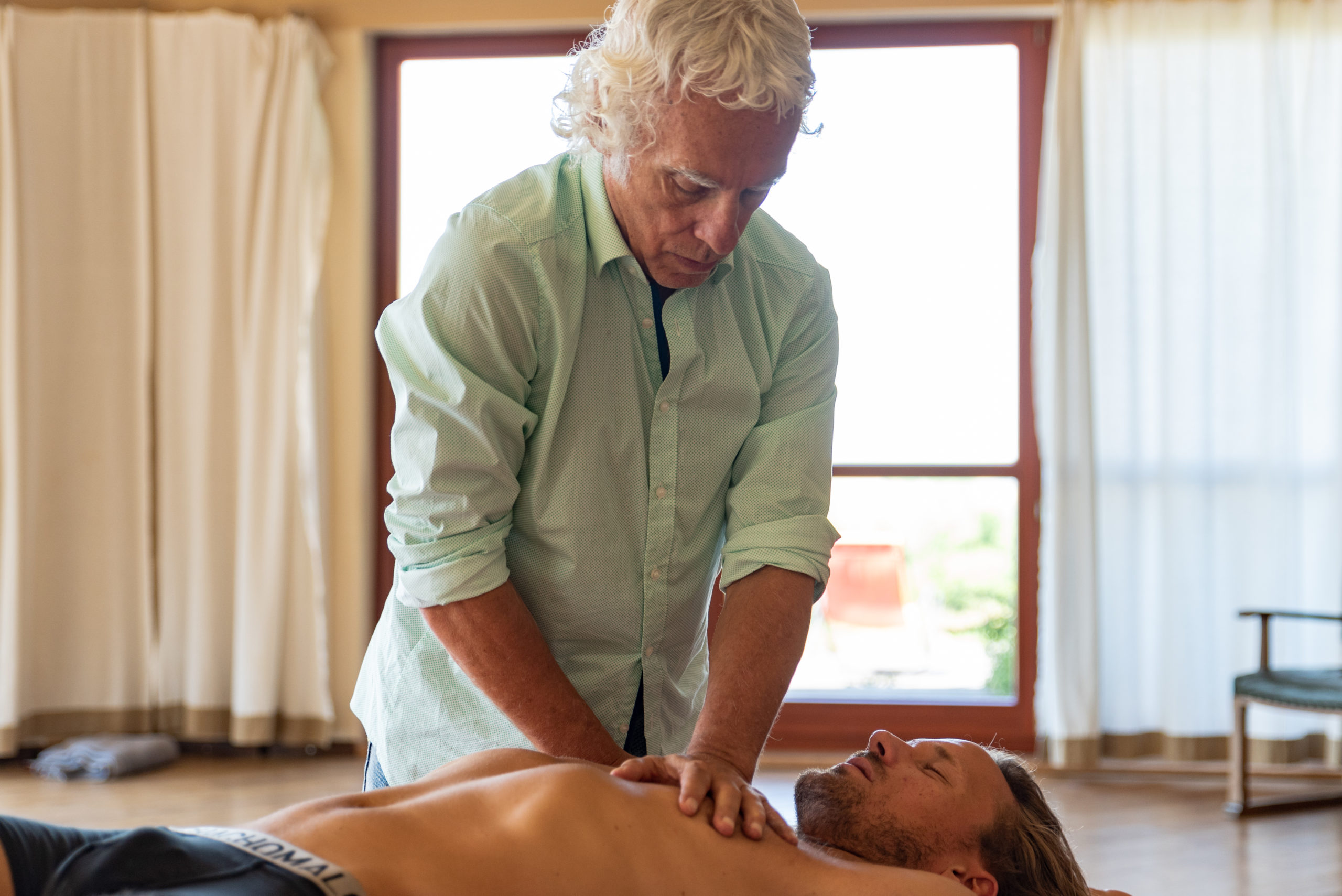 Zdjęcie główne artykułu Praca z traumą emocjonalną w sesjach masażu